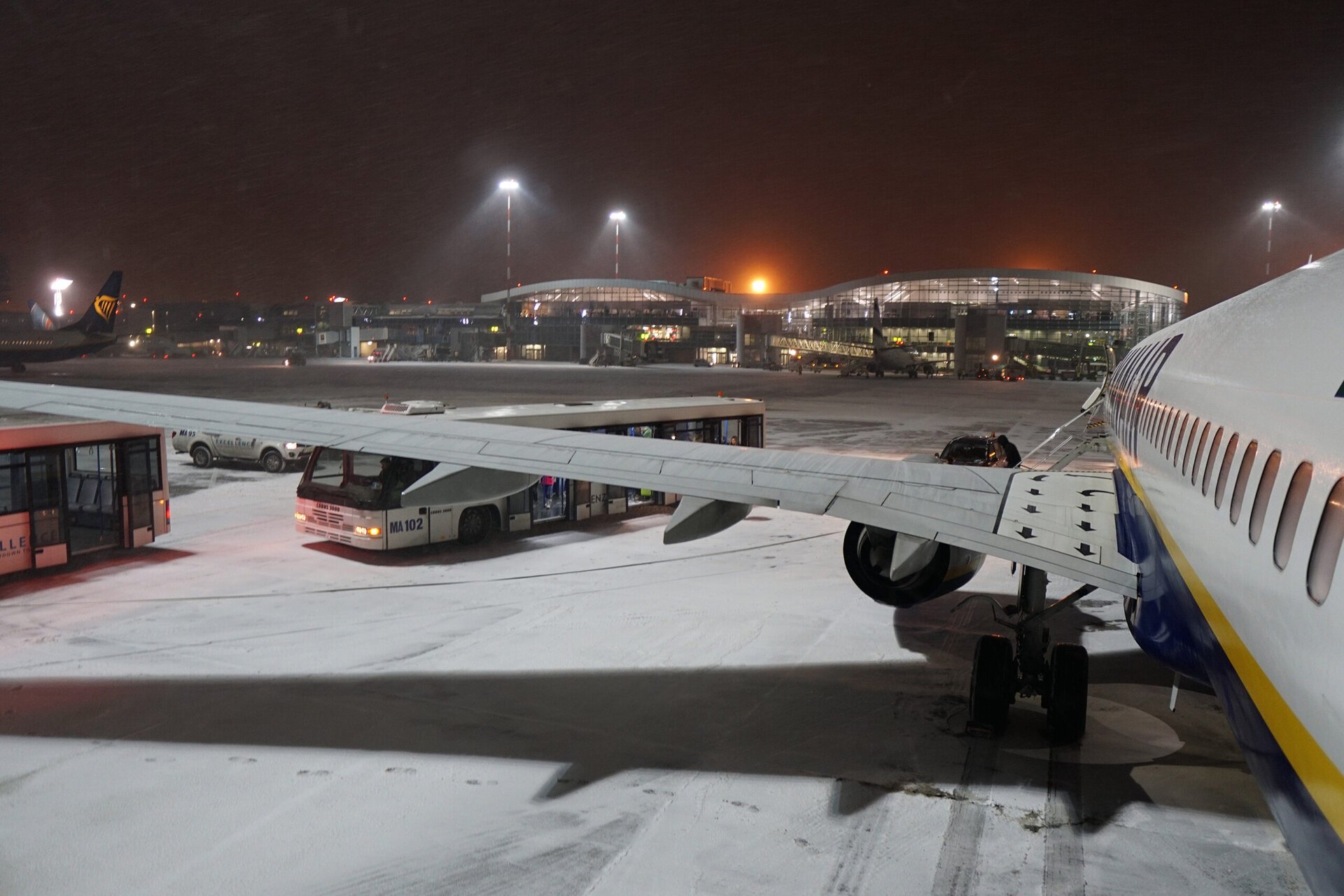 Traficul aerian de pe aeroporturile din București, Otopeni și Băneasa, se desfășoară în condiții de iarnă, după ninsorile abundente din ultimele zile, iar meteorologii previzionează temperaturi extrem de scăzute pentru următoarele zile