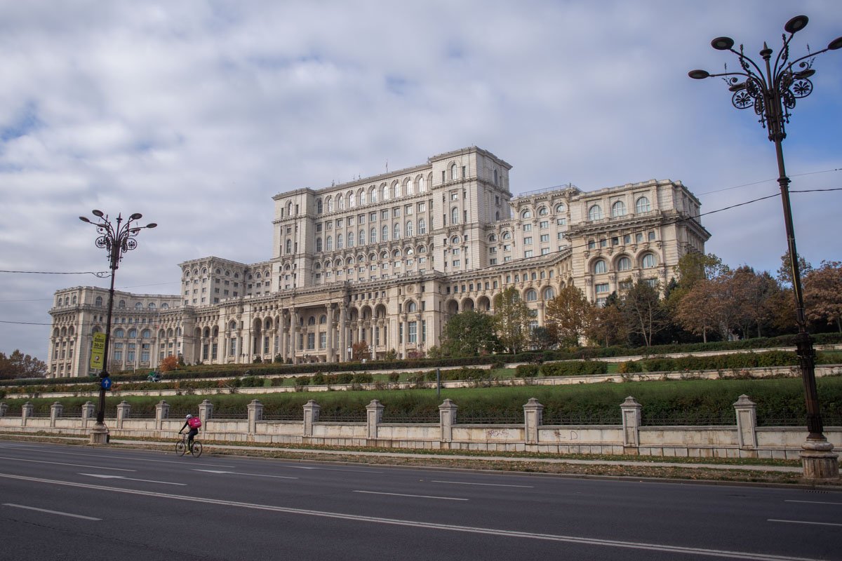 Camera Deputaților atribuirea unui contract de 1,8 milioane lei pentru bufetul din Palatul Parlamentului către o firmă privată