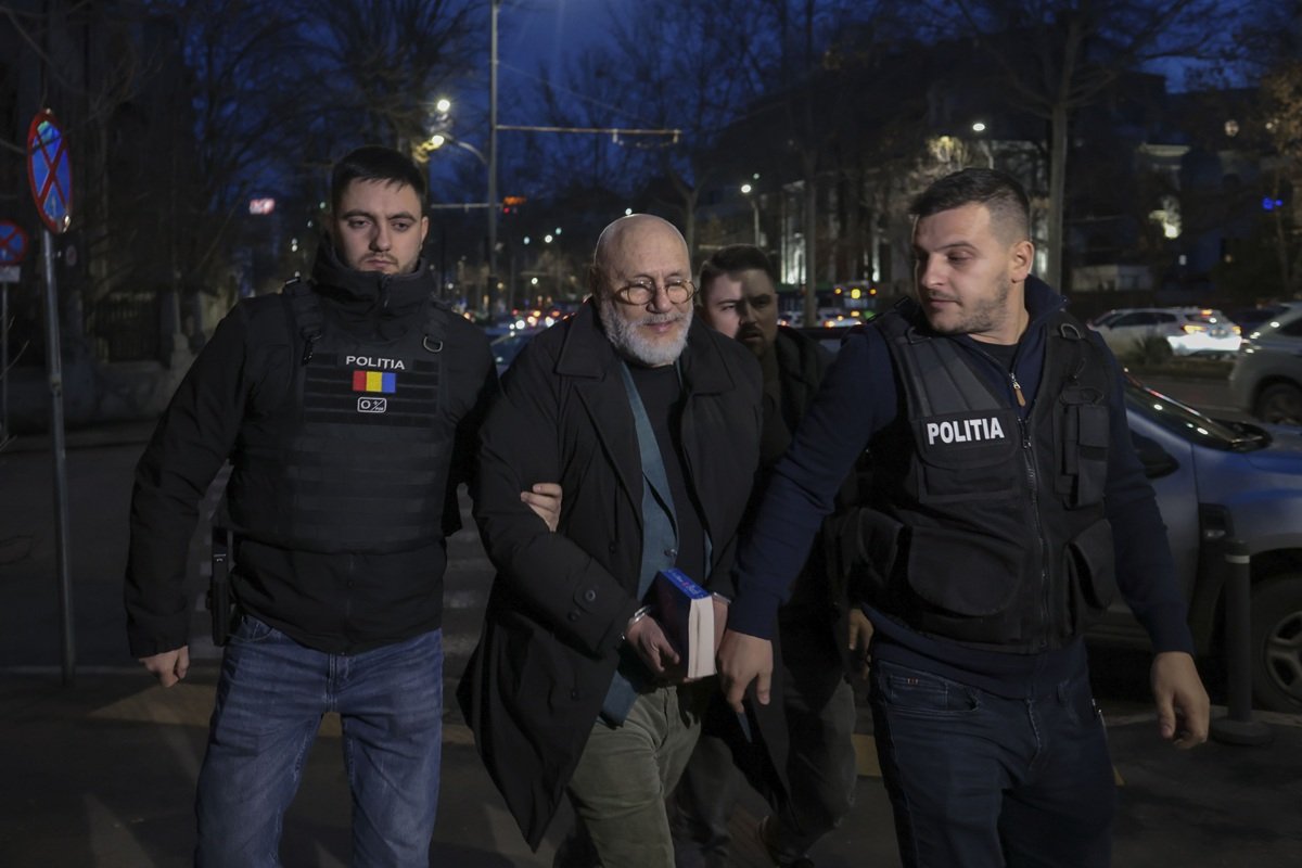 Medicul Cristian Andrei, acuzat de agresiuni sexuale asupra pacientelor, a fost reținut de Poliție Medicul Cristian Andrei, cunoscut în rândurile terapeuților din România, a fost adus miercuri seară sub escorta Poliției la Serviciul de Investigații Criminale din Sectorul 1, fiind acuzat de agresiune sexuală, viol și exercitarea fără drept a profesiei de psiholog