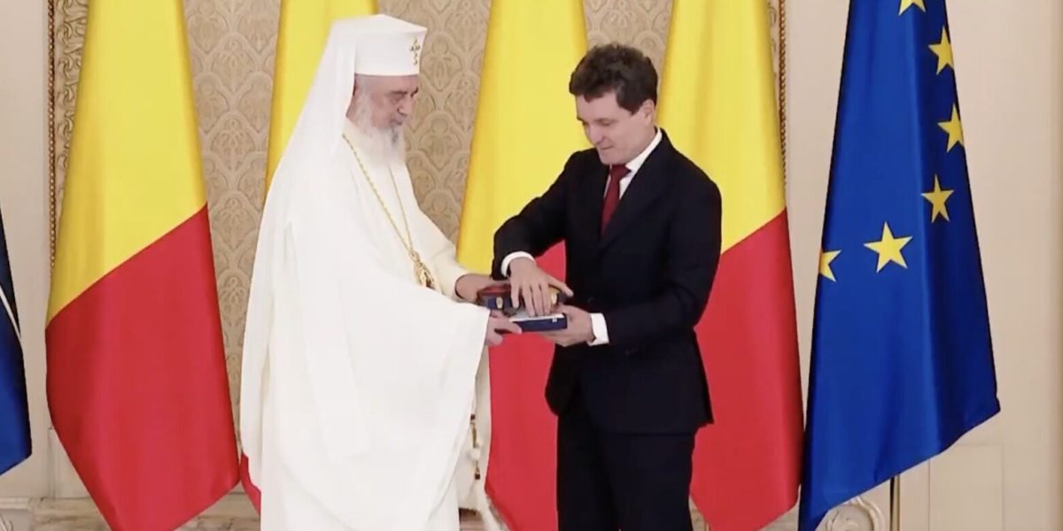 IPS-Daniel-primeste-o-decoratie-de-la-Nicusor-Dan-e1761587780224.jpg - ReporterUrban