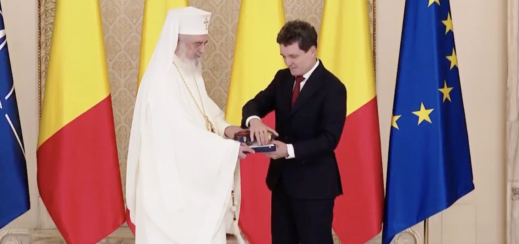 Nicușor Dan a primit cadouri în valoare de 10.000 de euro în 2025, inclusiv o fotografie cu autograf de la Regele Charles