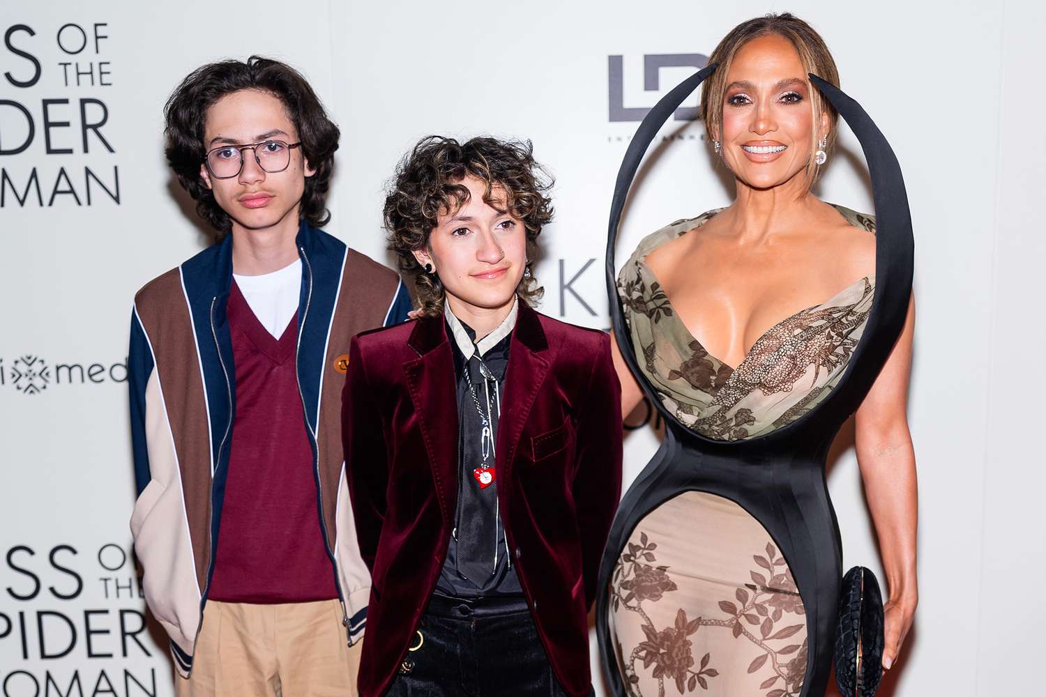 Jennifer Lopez: Emoțiile unei mame pe cale să-și lase gemenii la facultate Jennifer Lopez, o figura emblematică a divertismentului global, a deschis recent seara de premiere a residency-ului „Up All Night Live in Las Vegas” și a vorbit deschis despre emoțiile mixte pe care le simte în momentul în care gemenii ei, Max și Emme, se pregătesc să pornească pe calea educației superioare