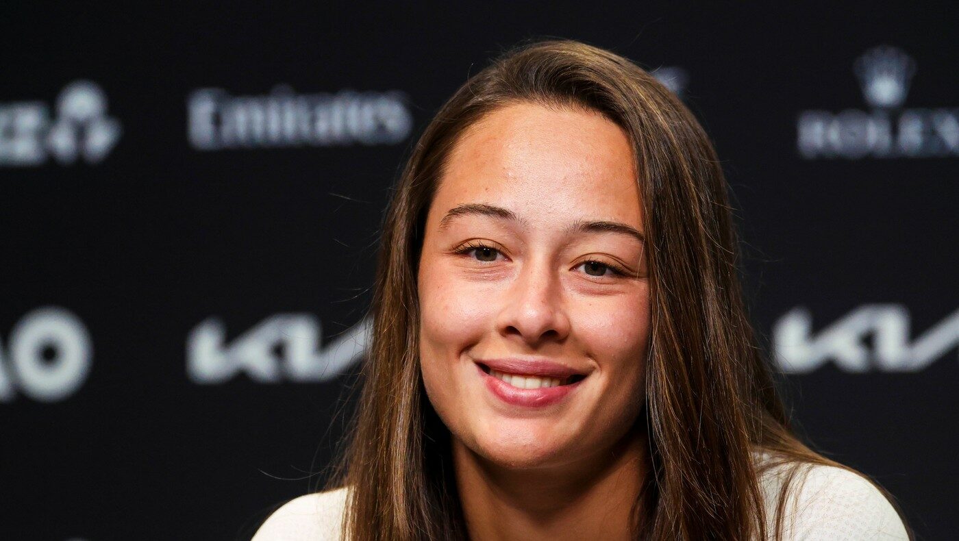 Zeynep Sonmez, impresionată de gestul lui Novak Djokovic Zeynep Sonmez, o tânără jucătoare de tenis din Turcia în vârstă de 23 de ani, a făcut valuri în lumea tenisului grație parcursului său la Australian Open 2026