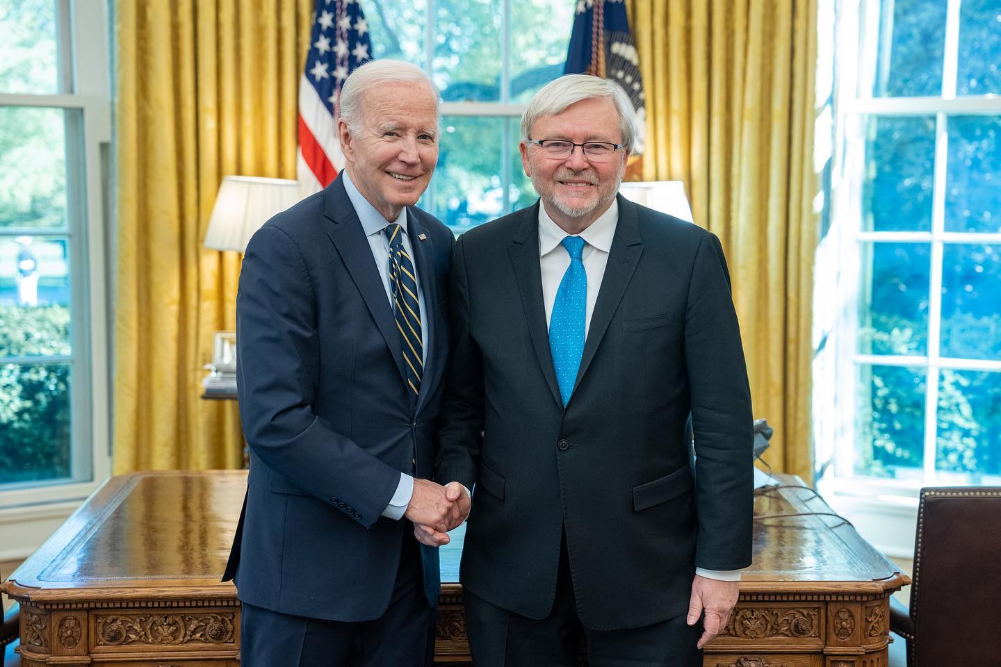 Ambasadorul Australiei în Statele Unite, Kevin Rudd, și-a încheiat mandatul într-un mod neașteptat, renunțând la postul de reprezentant diplomatic în plină administrație Biden