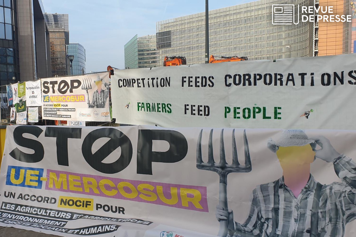 Agricultorii acuză Parlamentul European de lipsă de acțiune pe tema Mercosur Mii de agricultori din Uniunea Europeană s-au mobilizat astăzi în fața Parlamentului European de la Strasbourg, cerând eurodeputaților să reexamineze acordul de liber schimb cu Mercosur