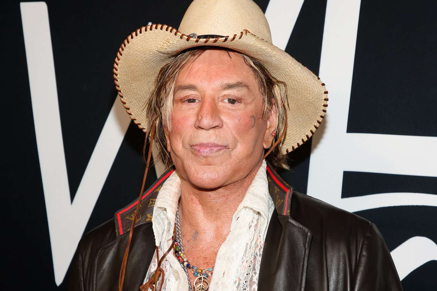 Mickey Rourke, în o poziție financiară delicată: datorii de aproape 60.000 de dolari Mickey Rourke, cunoscut pentru cariera sa în actorie și box, se confruntă cu probleme financiare semnificative, fiind acuzat că datorează 59.100 de dolari în chirie restantă pentru locuința sa din Los Angeles