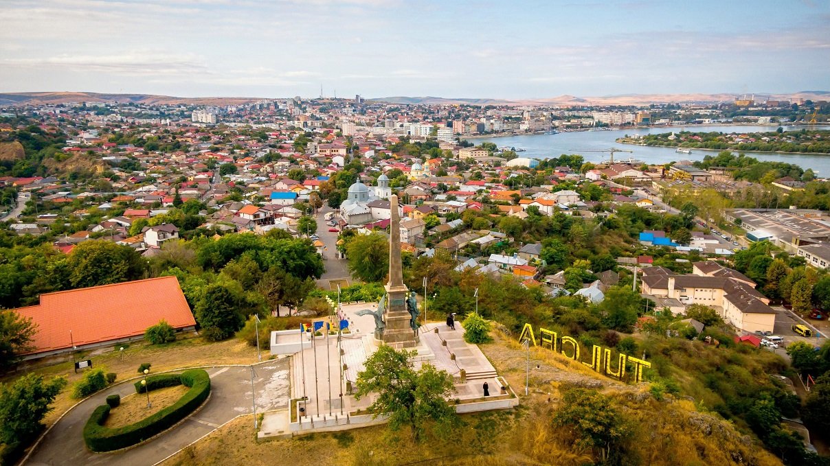 Tulcea, un oraș cu o semnificație istorică și turistică deosebită, se află în centrul unei recente tensiuni între autorități și reprezentanții sectorului turistic local