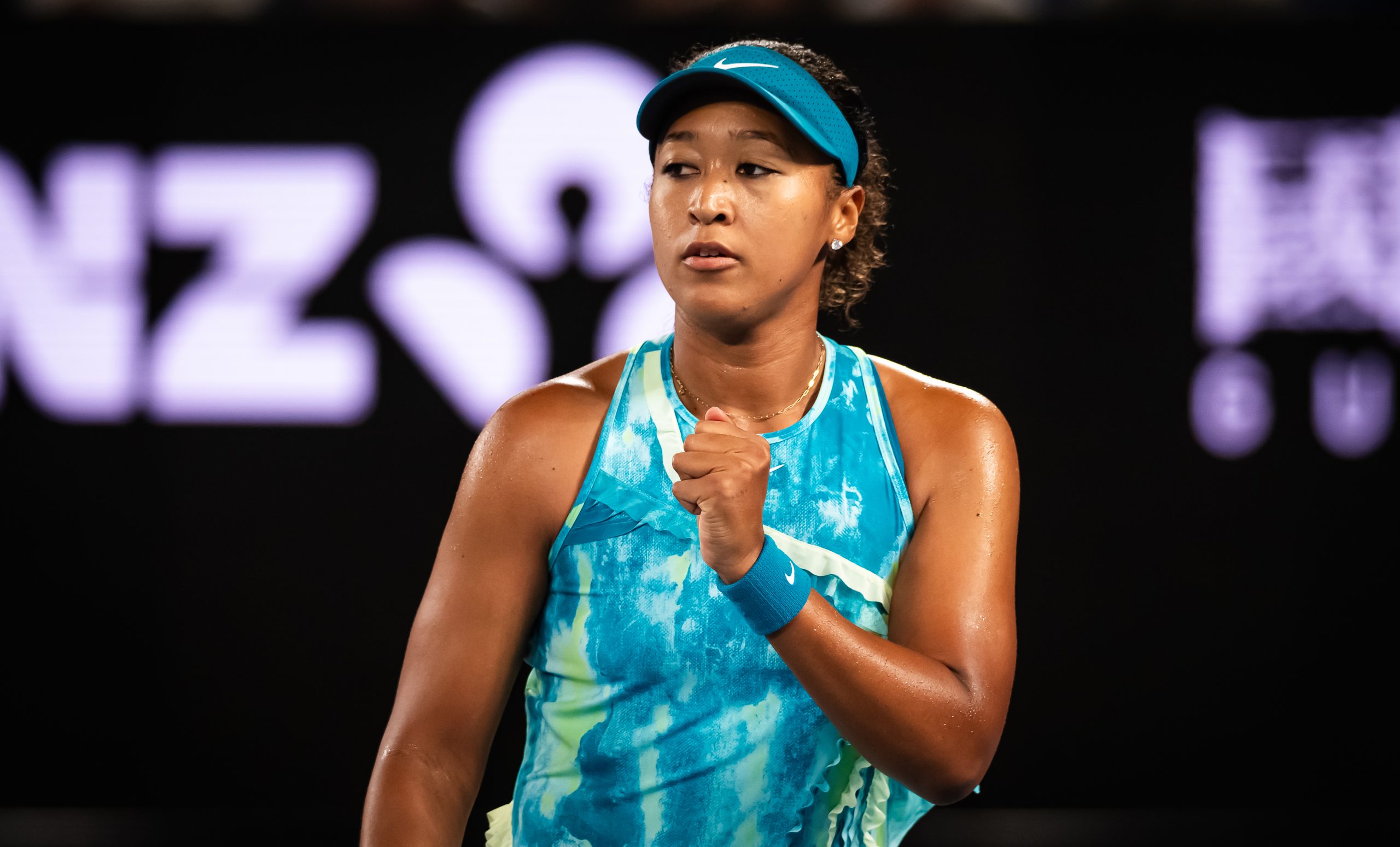 Naomi Osaka se retrage de la Australian Open 2026 din cauza unei accidentări MELBOURNE, Australia — Celebra jucătoare de tenis Naomi Osaka, câștigătoare a patru titluri de Grand Slam, inclusiv două la Australian Open, a anunțat că se retrage din competiția din 2026 din cauza unei accidentări la abdomenul stâng