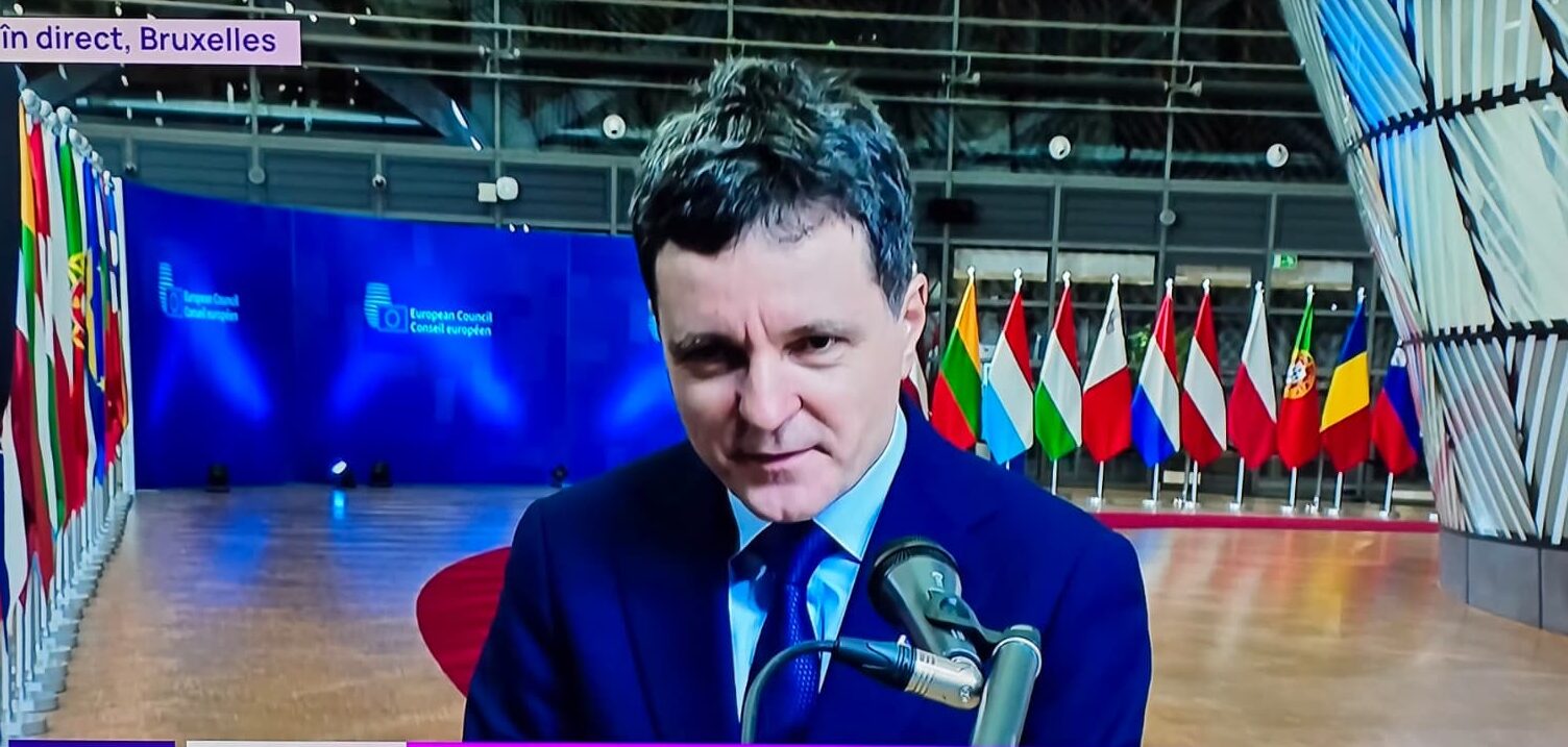 Președintele Nicușor Dan participă la reuniunea Consiliului European dedicată relațiilor transatlantice, punând în lumină integrarea strategică a României în aceste discuții Președintele României, Nicușor Dan, a fost prezent joi la reuniunea extraordinară a Consiliului European, convenită pentru a discuta despre relațiile transatlantice într-un context geopolitic extrem de tensionat
