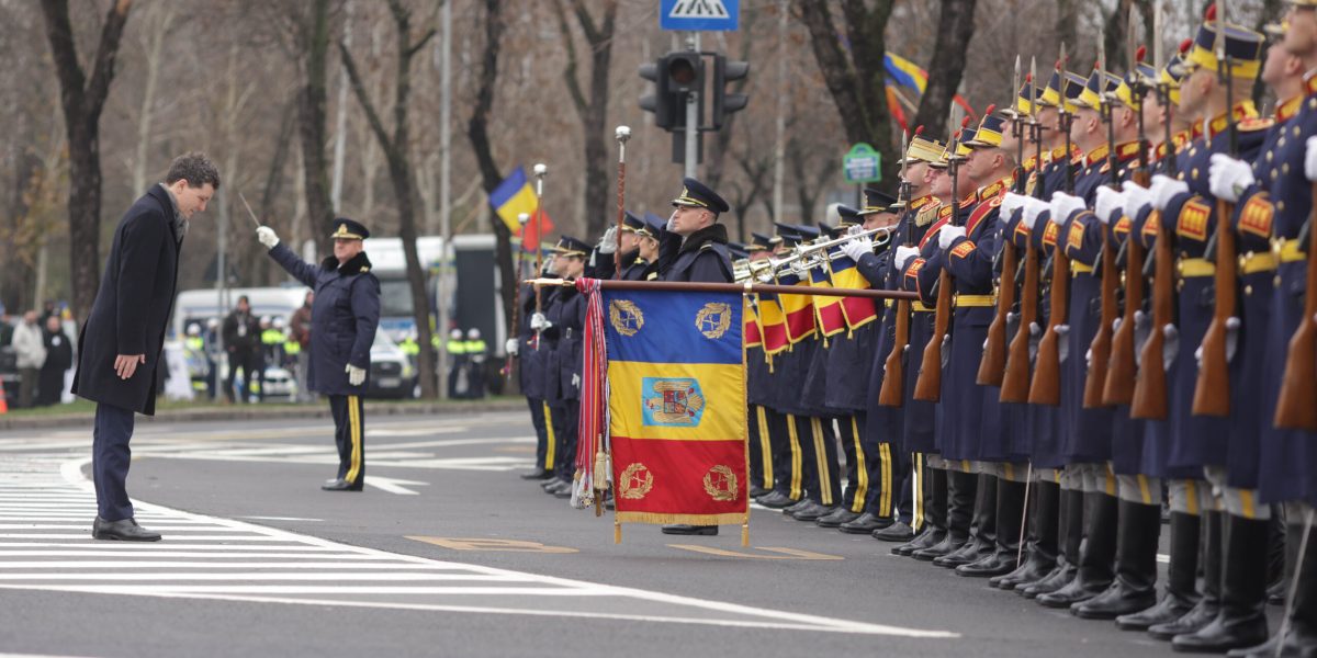 Nicusor-Dan-militari-soldati-scaled.jpg - ReporterUrban