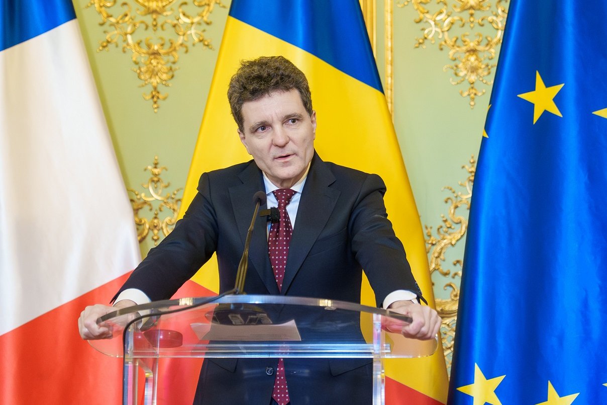 Președintele României a marcat sâmbătă o bornă importantă în istoria educației din Focșani, marcând ocazia anniversarului de 160 de ani de existență a Colegiului Național „Unirea” și decorând instituția cu această distincție de seamă