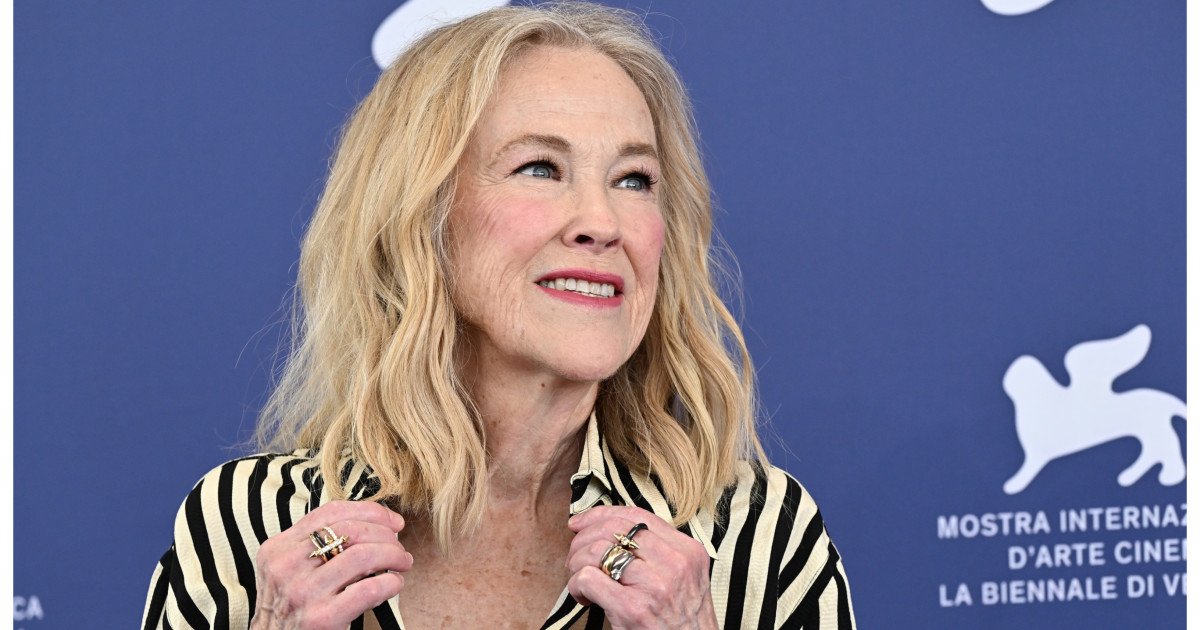 Catherine O’Hara, stela comediei, a murit la 71 de ani Catherine O’Hara, actriță de renume mondial, cunoscută pentru rolul ei memorabil ca mama lui Kevin în filmul „Singur acasă”, a incetat din viață la vârsta de 71 de ani