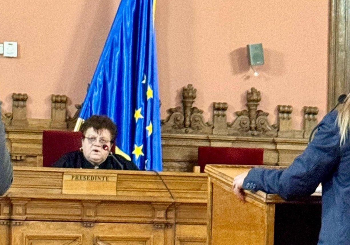 Judecătoarea Olimpiea Crețeanu a decis amânarea pronunțării verdictului în procesul privind suspendarea a doi judecători ai Curții Constituționale, Dacian Dragoș și Mihai Busuic, într-un context tensionat ce reflectă criza politică și juridică din România