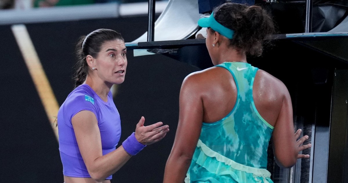 Sorana Cîrstea, eliminată de Naomi Osaka la Australian Open în urma unui meci tensionat Jucătoarea română de tenis, Sorana Cîrstea, a fost învinsă astăzi de japoneza Naomi Osaka, într-un meci dramatic din runda a doua a turneului Australian Open, desfășurat la Melbourne