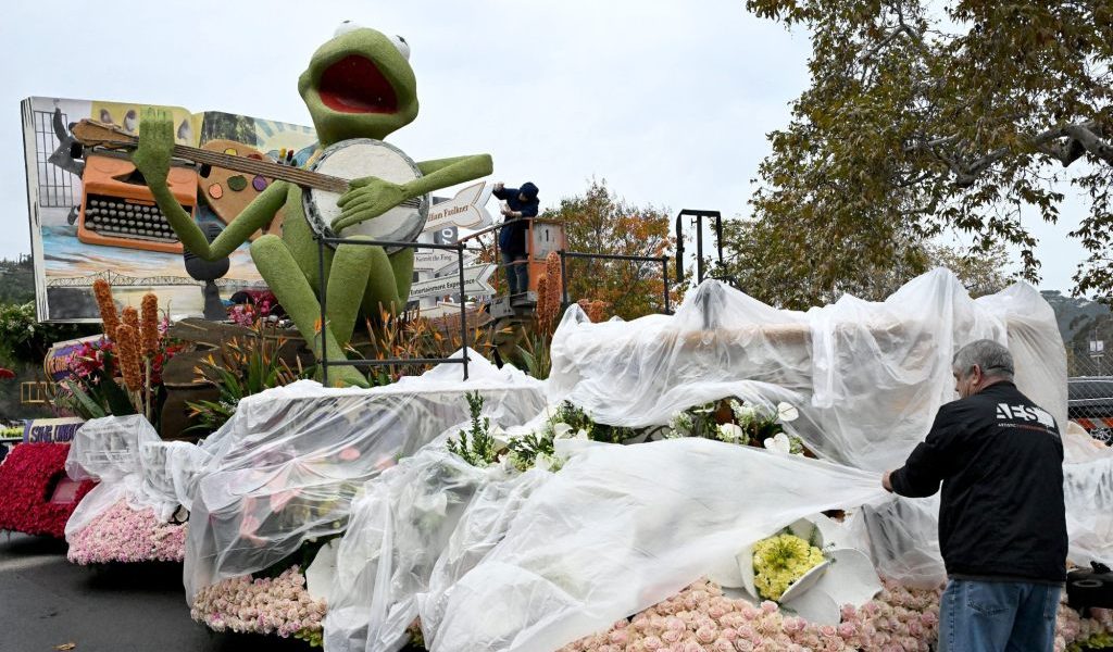 Pasadena gets a steady dose of New Year’s Eve rain, a precursor to likely showers on Rose Parade – Orange County Register