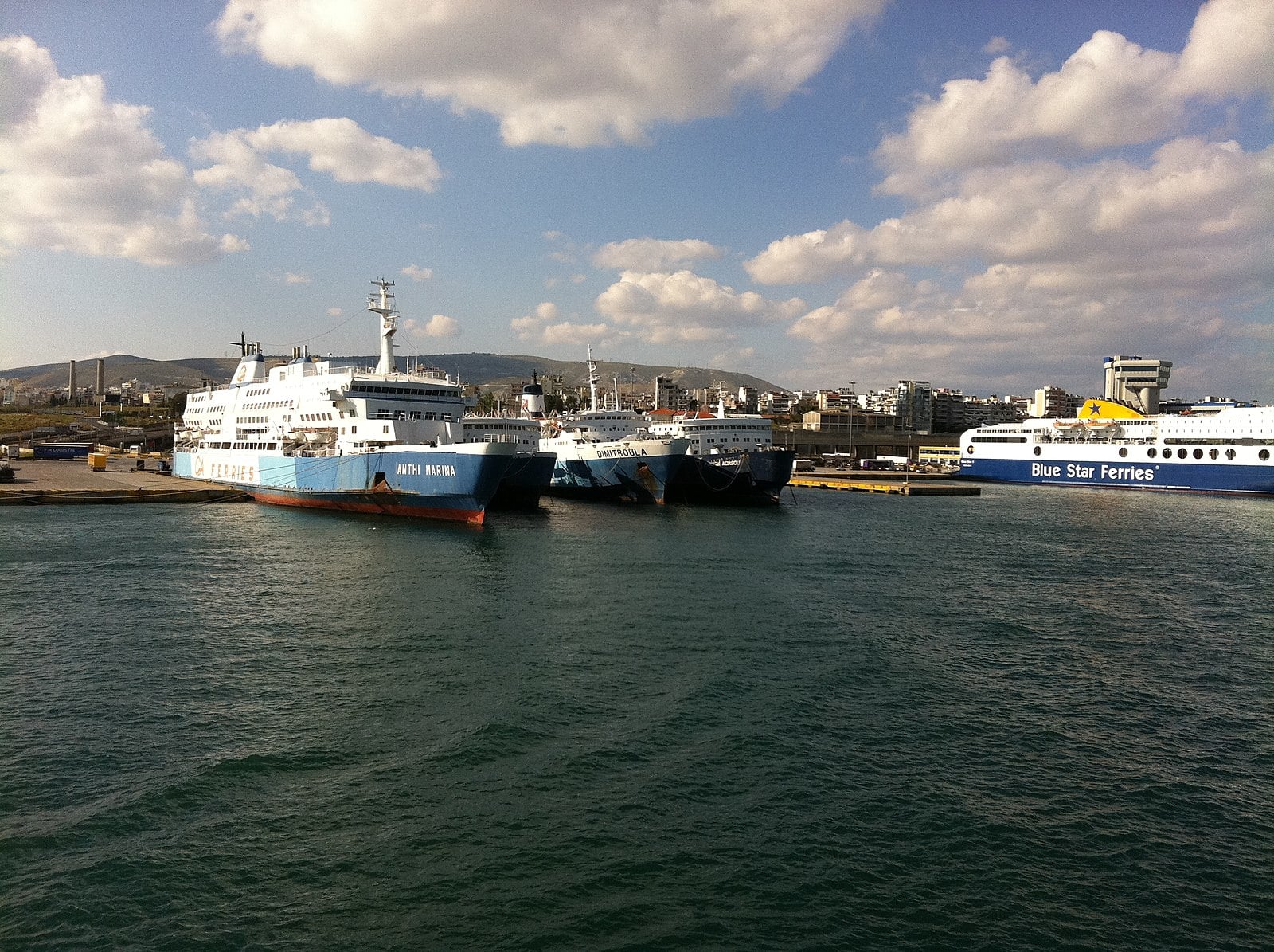 Furtuni devastatoare în Grecia: Cancelări de feriboturi și pagube materiale masive Furtunile violente care au lovit Grecia sâmbătă au dus la anularea zborurilor feriboturilor dinspre porturile de pe continent către destinațiile din insulele Egeene și Ioniene