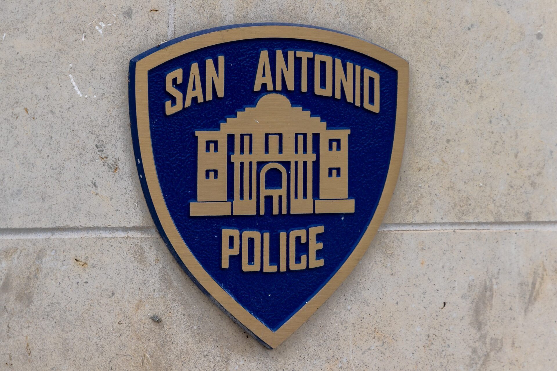 Negocieri între sindicatul polițiștilor și autorități pe o nouă convenție colectivă Asociația Ofițerilor de Poliție din San Antonio (SAPOA) a demarat, vineri, negocierile pentru noul contract sindical cu orașul, marcând începutul unei perioade de analiză de 60 de zile