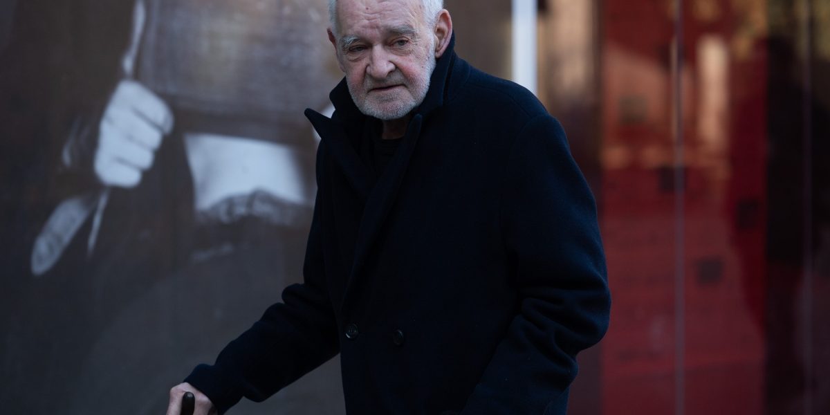 Legendarul regizor maghiar Béla Tarr a murit la vârsta de 70 de ani. A fost premiat anul trecut în România