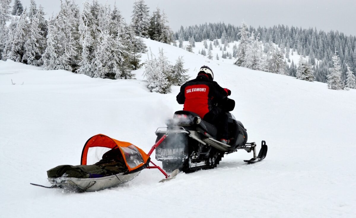 Salvamontiștii din Voineasa, Vâlcea, au intrat în alertă sâmbătă, după ce trei copii au fost dați dispăruți într-o zonă împădurită din apropierea pârtiilor de schi, situată în inima munților Olteniei
