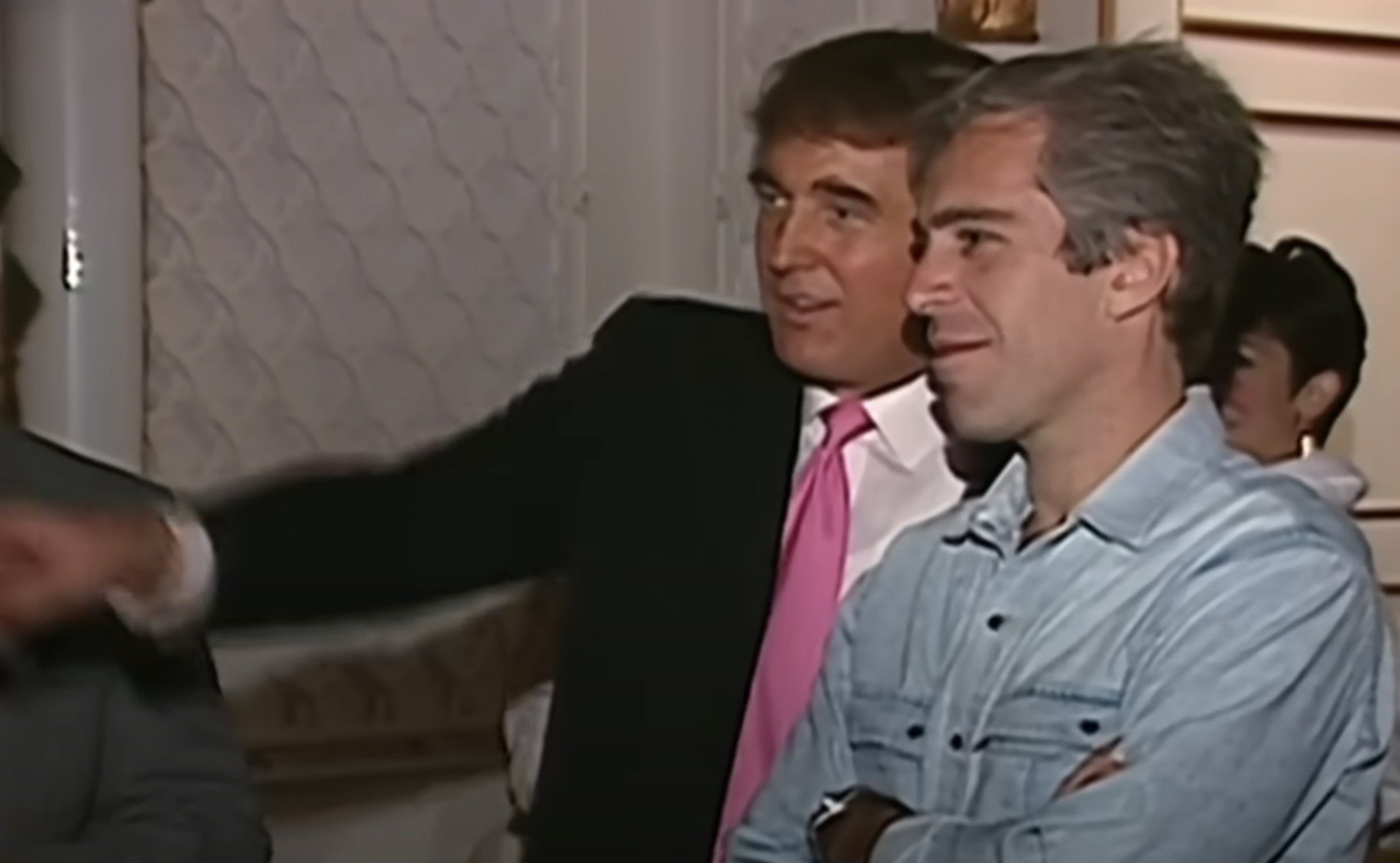 Departamentul american al Justiției a făcut publice, vineri, aproape trei milioane de documente complete despre Jeffrey Epstein, controversatul miliardar acuzat de pedofilie, ale cărui conexiuni politice și financiare au stârnit mereu suspiciuni și întrebări