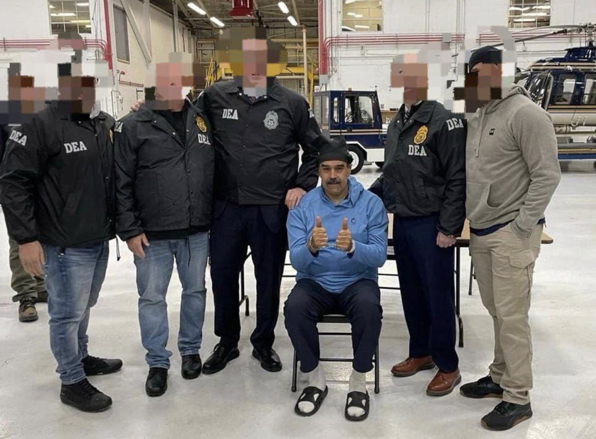 Nicolás Maduro, președintele Venezuelei, a fost surprins sâmbătă seara în timp ce era escortat spre o închisoare de maximă siguranță din New York, într-o scenă încărcată de simbolism și tensiune diplomativă