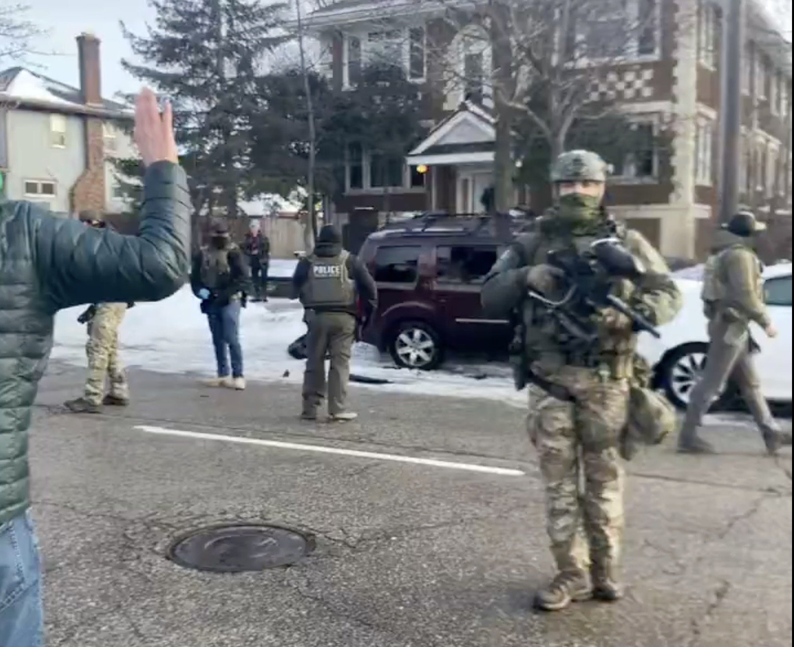 Ofițer federal, rănit cu foc în Minneapolis după o tentativă de arestare violenta Un incident neobișnuit a avut loc miercuri seară în Minneapolis, unde un ofițer federal a fost nevoit să tragă un foc de armă pentru a încerca să controleze un bărbat care s-a manifestat agresiv în timpul unei acțiuni de arestare