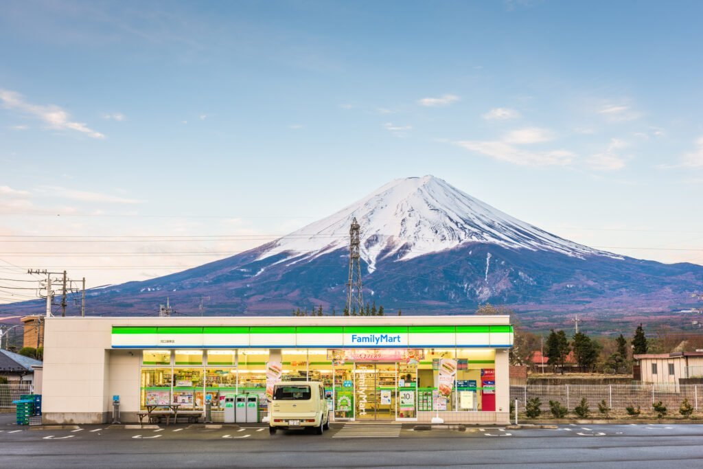 Un grup de turiști fascinați de istoria Japoniei a avut ocazia rară de a păși într-o expoziție pietonală autentică, sub îndrumarea unui ghid local