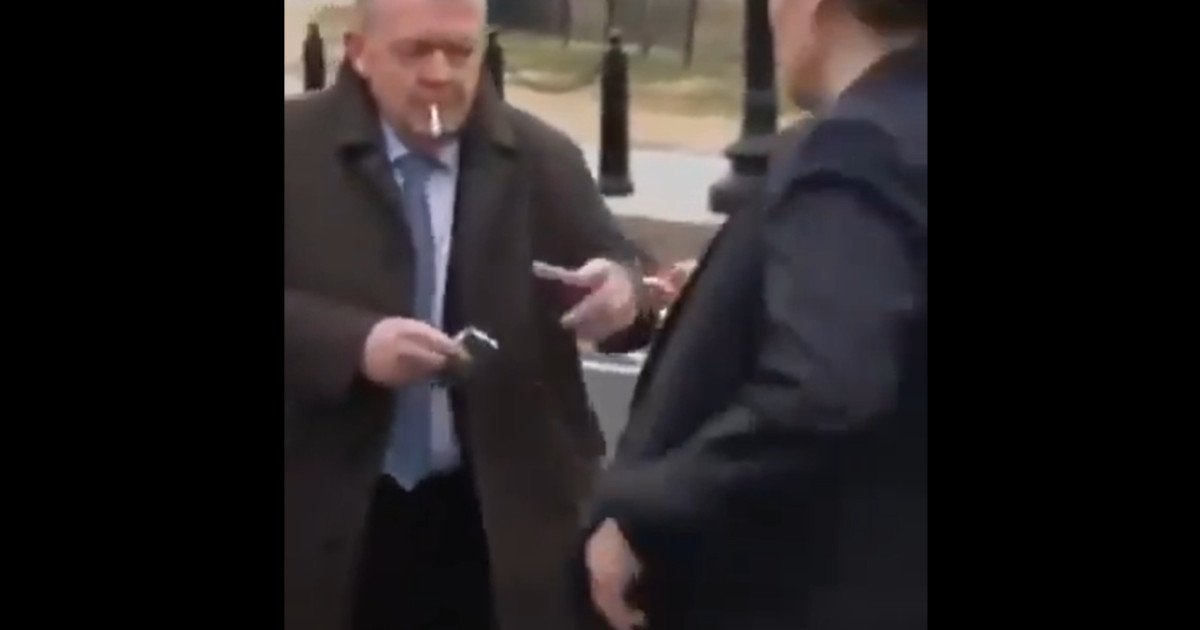 Imagini virale cu șefii diplomațiilor din Danemarca și Groenlanda care fumează „nervos” după discuțiile de la Casa Albă