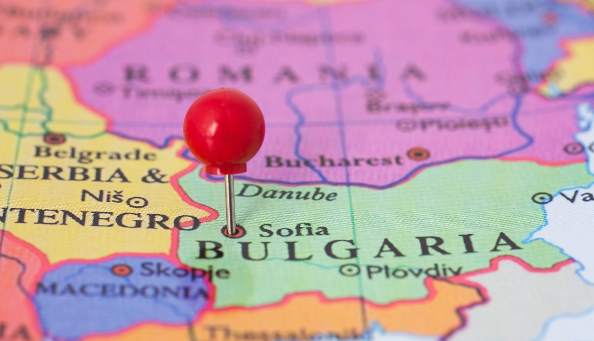 Gândul întârziat al autostrăzilor din Bulgaria: un proiect care va dura încă trei decenii În timp ce în alte țări europene proiectele de infrastructură se finalizează rapid, Bulgaria pare să rămână pe loc în ceea ce privește dezvoltarea rețelei de autostrăzi