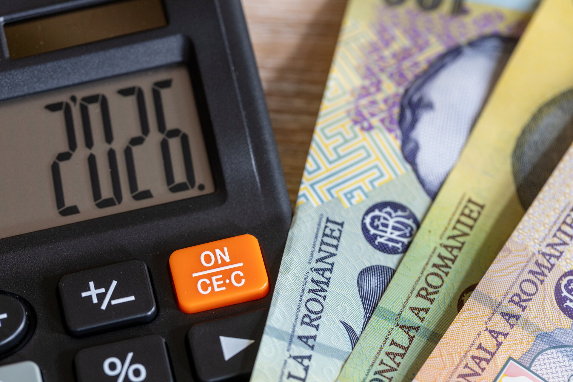 LISTĂ: Taxe în vigoare în 2026. Noua impozitare pe micro, actualizarea termenului la e-Factura, impozit de 16% pe crypto și dividende, taxa „Temu” de 25 lei, noile situații în care firmele pot fi declarate inactive și alte măsuri