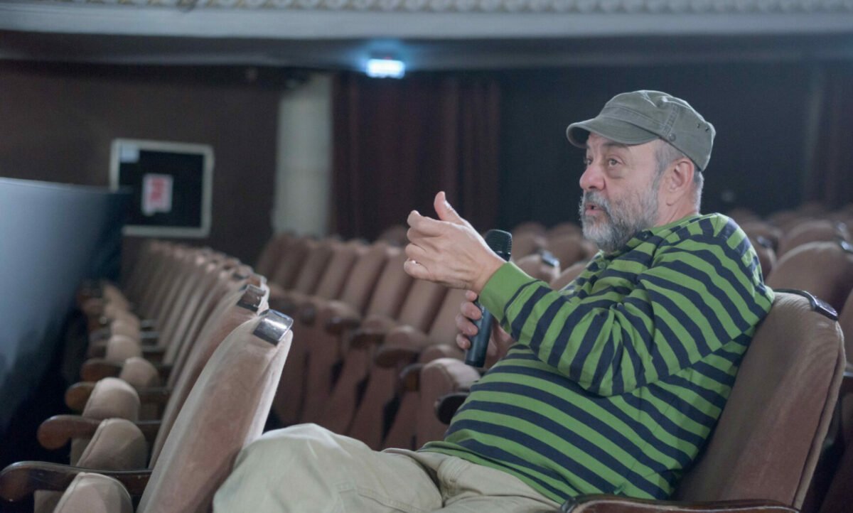 Teatrul Maghiar de Stat din Cluj-Napoca răspunde ferm acuzațiilor privind dispariția piesei „Regele Moare” a lui Tompa Gábor din programul Teatrului Național din Budapesta Trecută prin focul speculațiilor, scena culturală din România rămâne totuși în alertă cu privire la situația piesei „Regele Moare” în regia lui Tompa Gábor, programată inițial să fie prezentată pe scena Teatrului Național din Budapesta