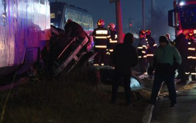 Momentul în care o mașină este spulberată de tren în Chiajna. Un bărbat, scos inconștient din autoturism