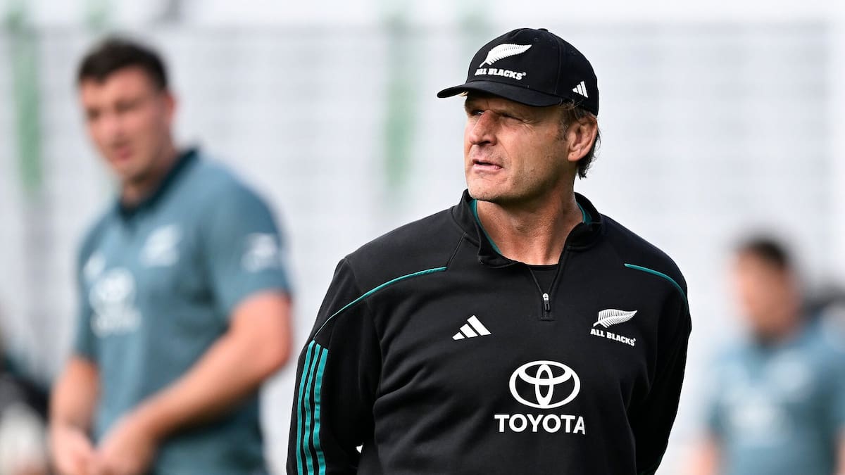 Scott Robertson părăsește banca tehnică a All Blacks după un mandat turbulent Scott Robertson, antrenorul echipei naționale de rugby a Noii Zeelande, a decis să renunțe la funcția sa, în urma unei evaluări de sfârșit de an care a evidențiat o serie de probleme interne