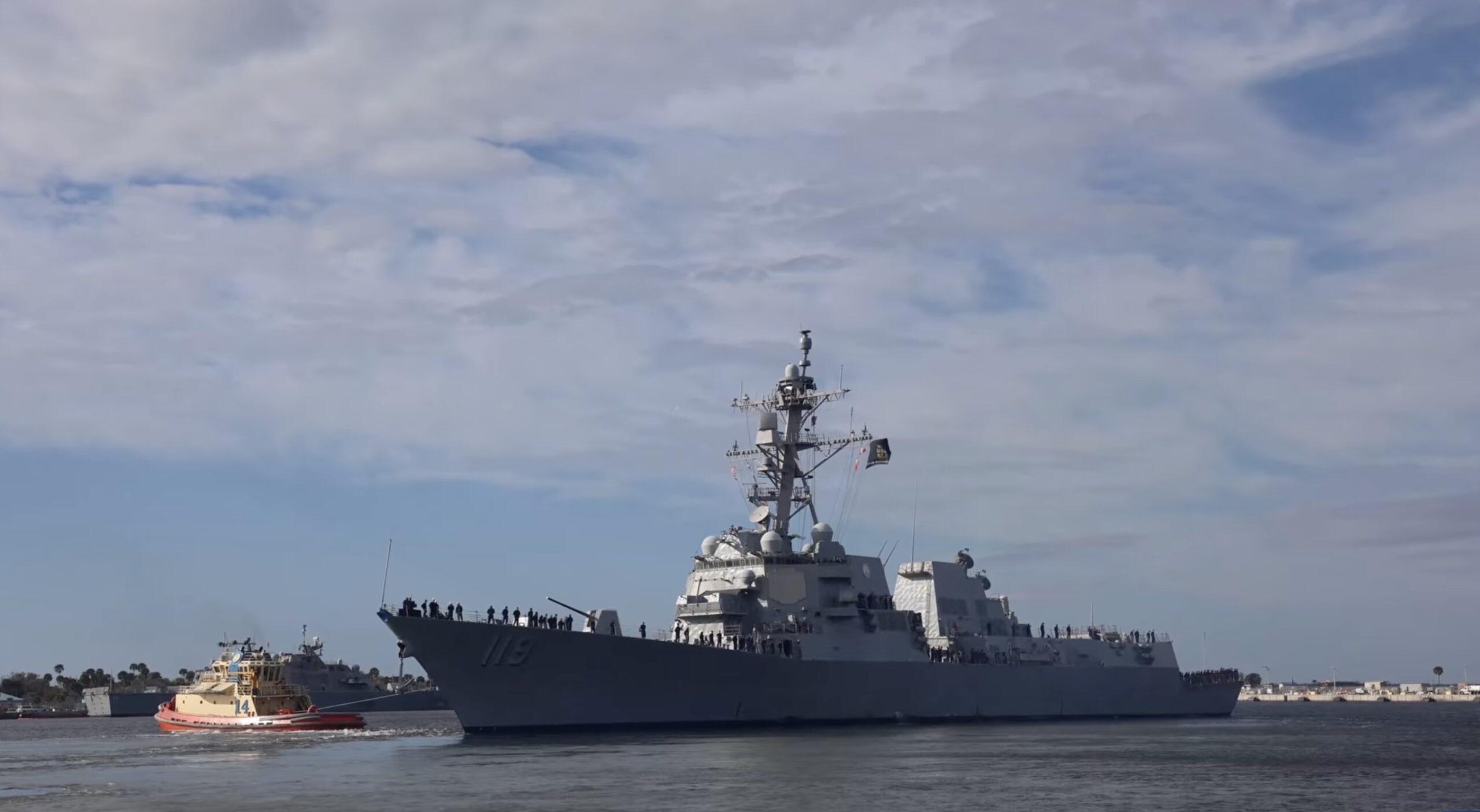 Marinele americane întăresc prezența în Orientul Mijlociu prin trimiterea unei nave de război suplimentare, în contextul unei intensificări a tensiunilor regionale și a unei consolidări militare semnificative