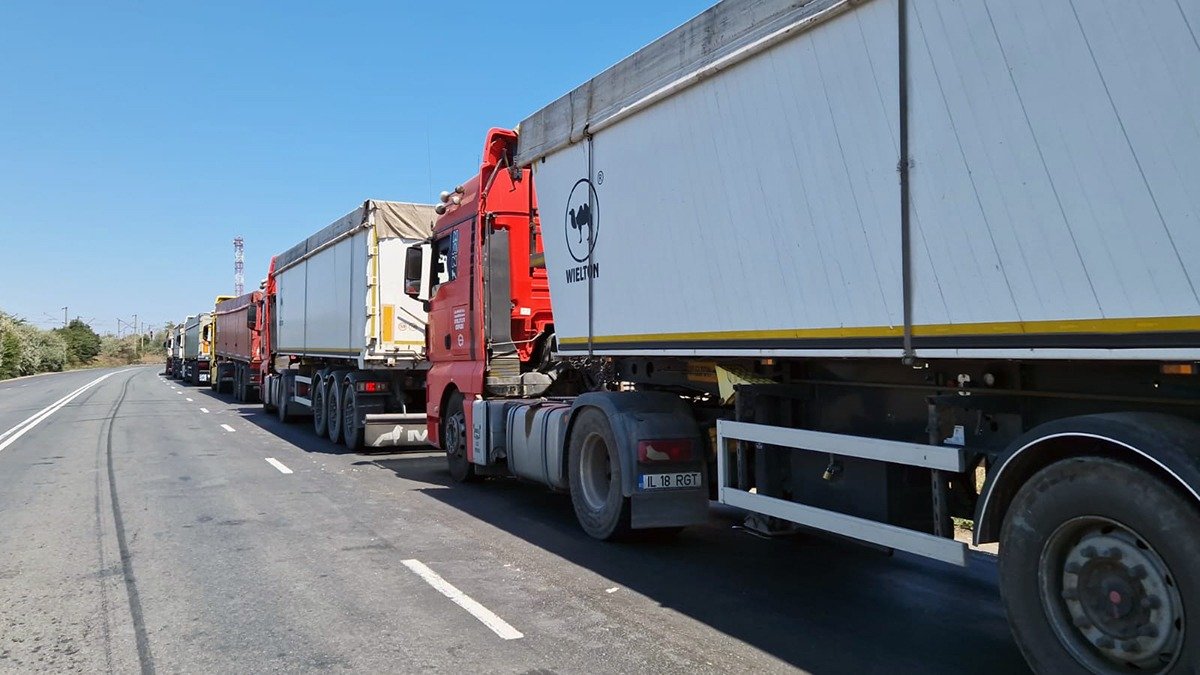 Traficul la frontiera cu Serbia, afectat de protestele transportatorilor serbi Activitatea de tranzit la punctele de frontieră dintre România și Serbia a fost perturbată în ultimele zile, după ce autoritățile din Republica Serbia au fost cuprinse de proteste spontane ale transportatorilor de marfă