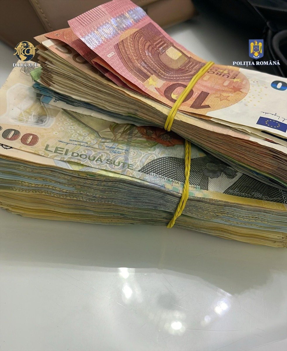 O femeie de 47 de ani și fiul acesteia, în vârstă de 27 de ani, au fost reținuți recent de procurorii DIICOT, fiind suspectați de trafic de droguri în județul Arad