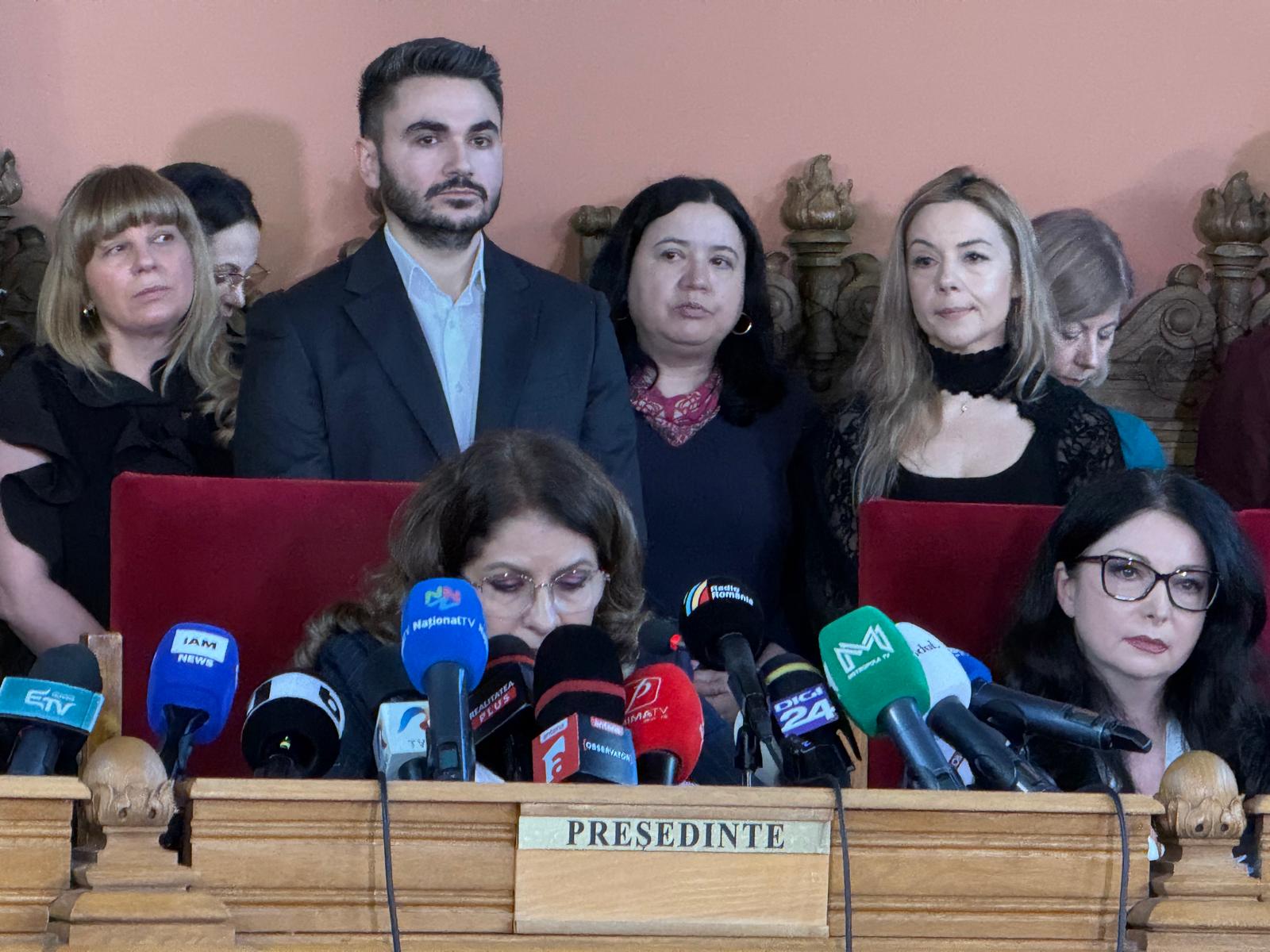 Avocata Silvia Uscov, membră marcantă a partidului extremist AUR, pare să se bucure de favoruri explicite din partea conducerii Curții de Apel București, după ce dosarele sale au fost programate pentru judecată într-un interval extrem de scurt, de numai patru zile, într-un termen considerat de mulți drept neobișnuit și suspect de favorizant