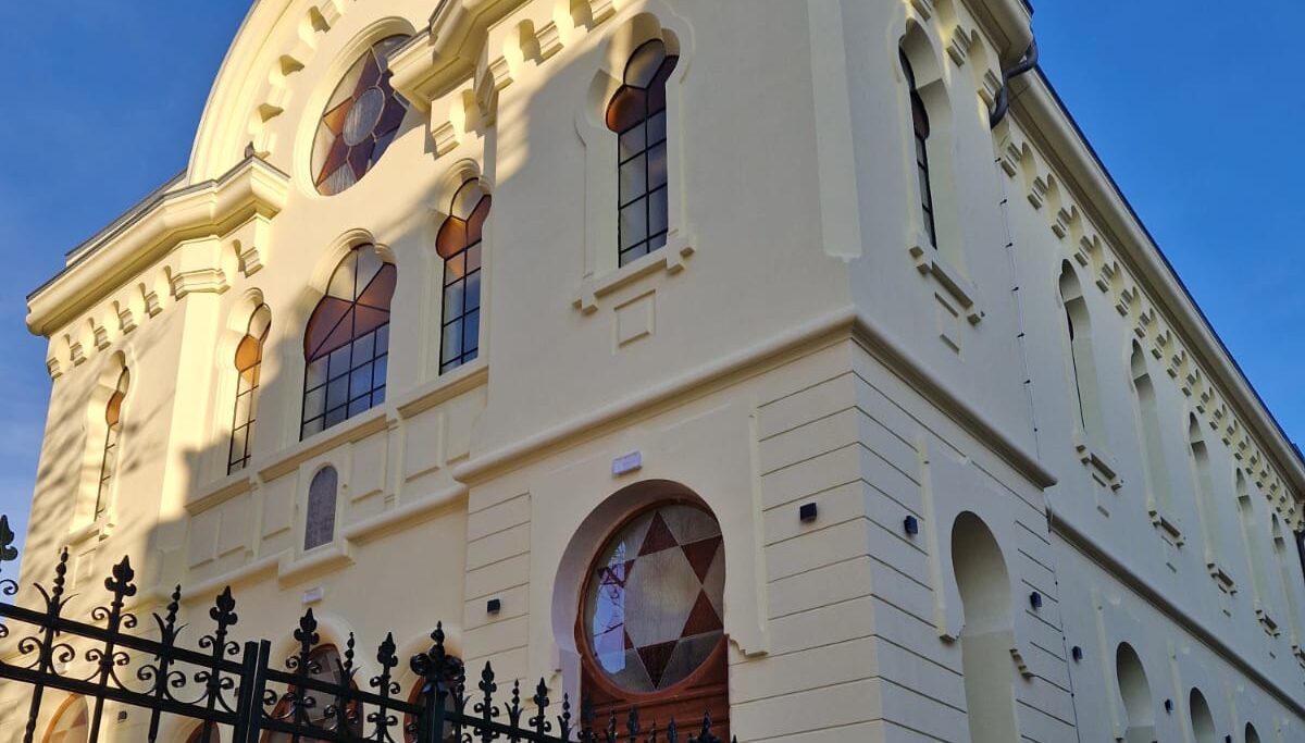 Reabilitarea Sinagogii din Constanța, aproape de finalizare, cu costuri suplimentare Lucrările de reabilitare ale Sinagogii din Constanța, unul dintre cele mai importante monumente ale patrimoniului evreiesc din România, au ajuns deja la 97% din etapa de execuție, conform unui document recent oficial