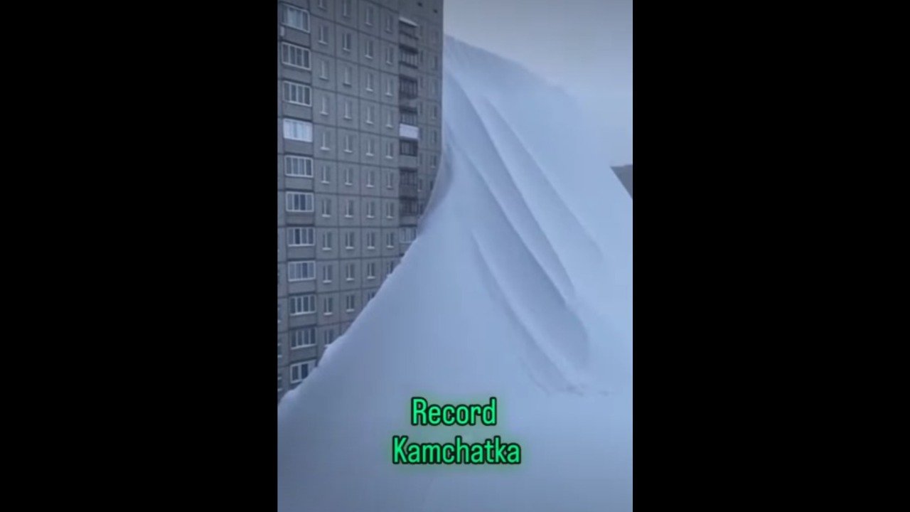 Videoclipuri false cu „zăpadă până la etajul 8” în Kamceatka devin virale, alimentate de inteligența artificială Un val de videoclipuri false, în care se afirmă că în peninsula Kamceatka, din Estul Rusiei, s-ar fi acumulat zăpadă până la etajul al optulea, s-a răspândit rapid pe rețelele de socializare