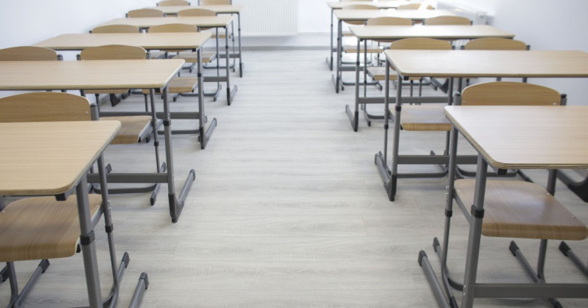 Trei mii de elevi din țară vor face cursuri online din cauza vremii extreme Ministerul Educației și Cercetării (MEC) a anunțat că pe 13 ianuarie 2026, aproximativ 3.000 de elevi din zece unități de învățământ vor desfășura cursuri online, din cauza condițiilor meteorologice nefavorabile