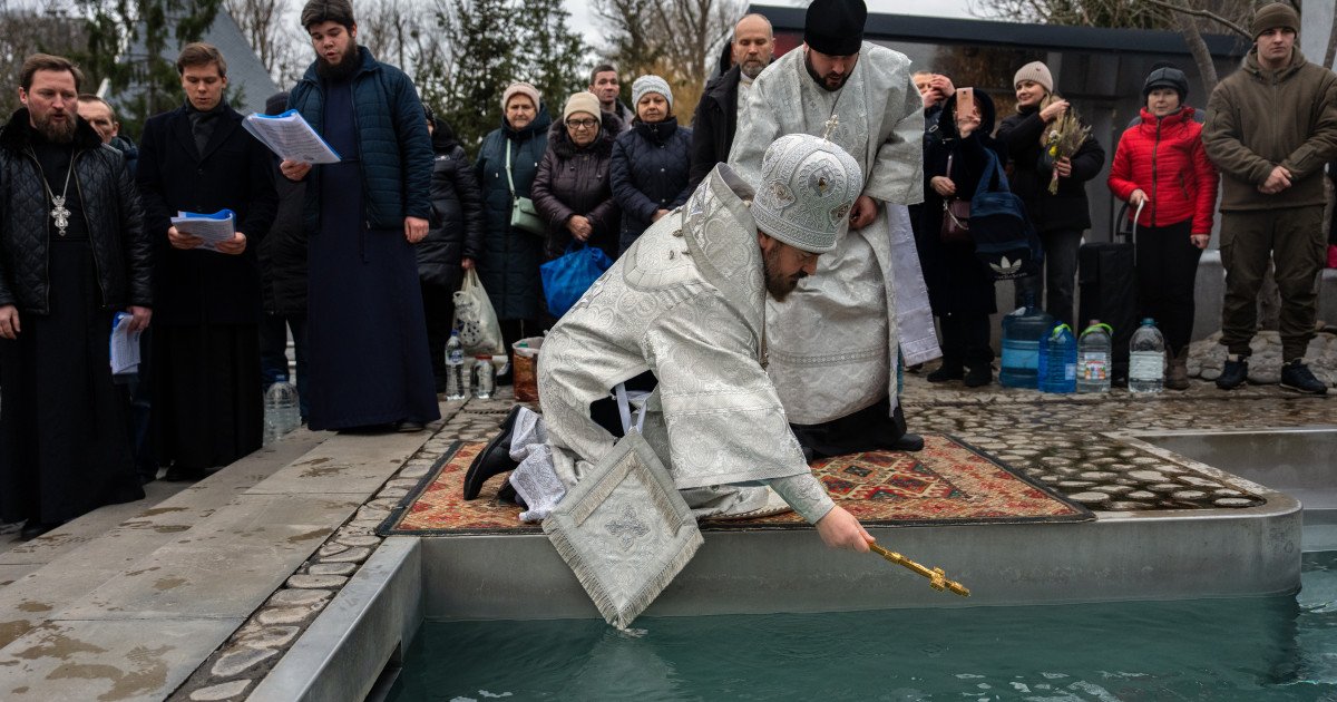Boboteaza, o sărbătoare de împrospătare spirituală și legături profunde cu tradiția Pe 6 ianuarie, credincioșii ortodocși din România celebrează Boboteaza, o sărbătoare deosebit de importantă în calendarul creștin, marcată prin ritualuri de sfințire a apei și tradiții încărcate de simbolism
