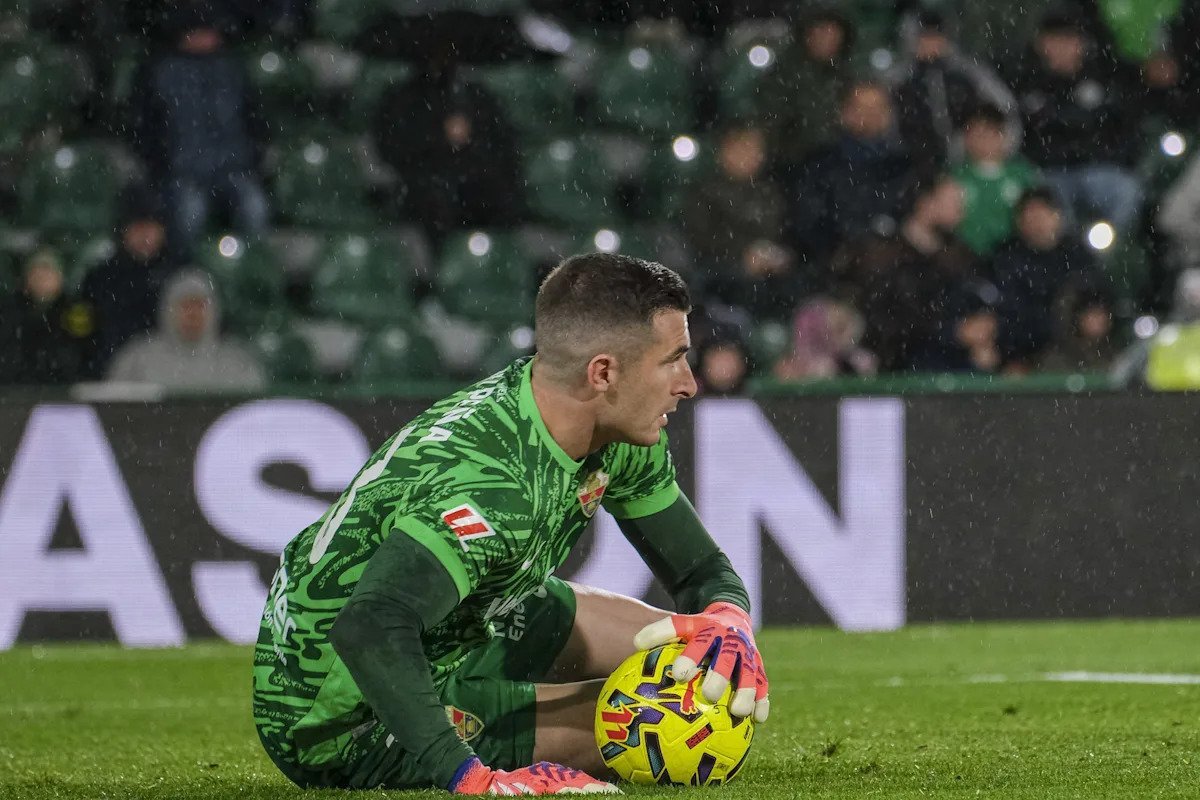 Iñaki Peña revine ca titular în meciul Elche – Sevilla Elche, 19 ianuarie (EFE) – Elche a pregătit surprize pentru meciul de astăzi cu Sevilla, iar revenirea lui Iñaki Peña în poartă se dovedește a fi o mișcare strategică importantă