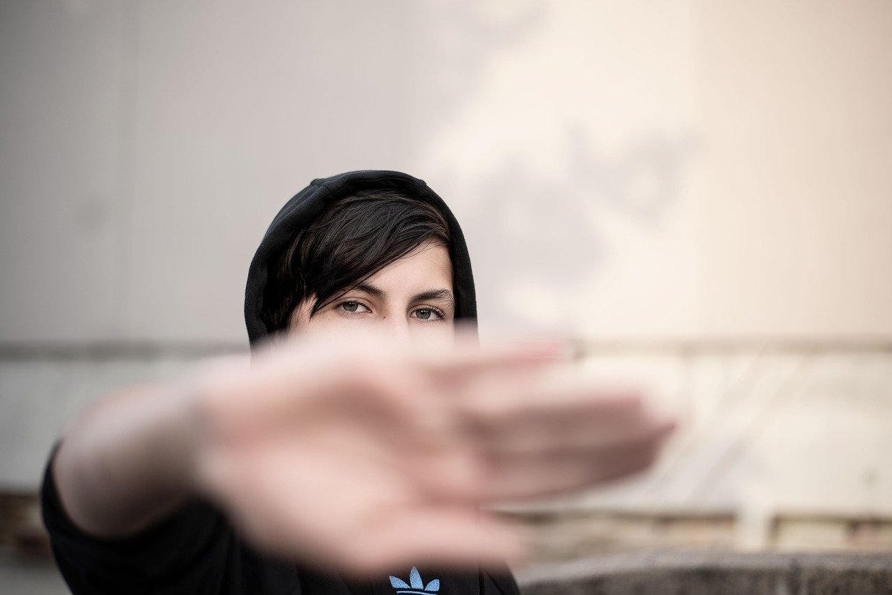 Tânăr agresat grav în toaleta unui colegiu din Brăila, agresor minor, a filmat scena și a făcut-o publică pe rețelele de socializare Un incident grav a zguduit în ultimele zile comunitatea educațională din Brăila, după ce un elev de numai 16 ani a fost victima unei agresiuni violente în toaleta Colegiului Economic „Ghica”