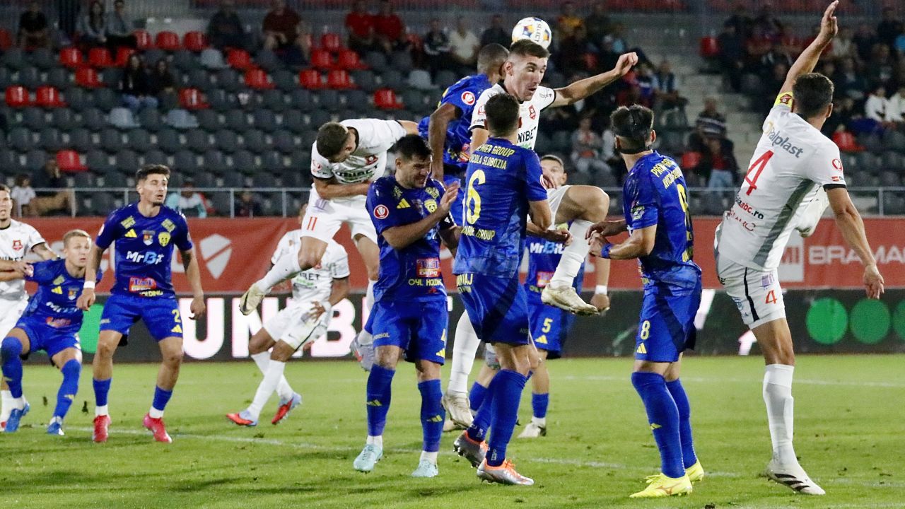 Unirea Slobozia înfruntă Hermannstadt în Superliga: O confruntare captivantă pe teren propriu Sâmbătă, pe Stadionul 1 Mai, echipa Unirea Slobozia a făcut față provocării reprezentate de Hermannstadt, într-un meci din cadrul Superligii, în fața unui public entuziast