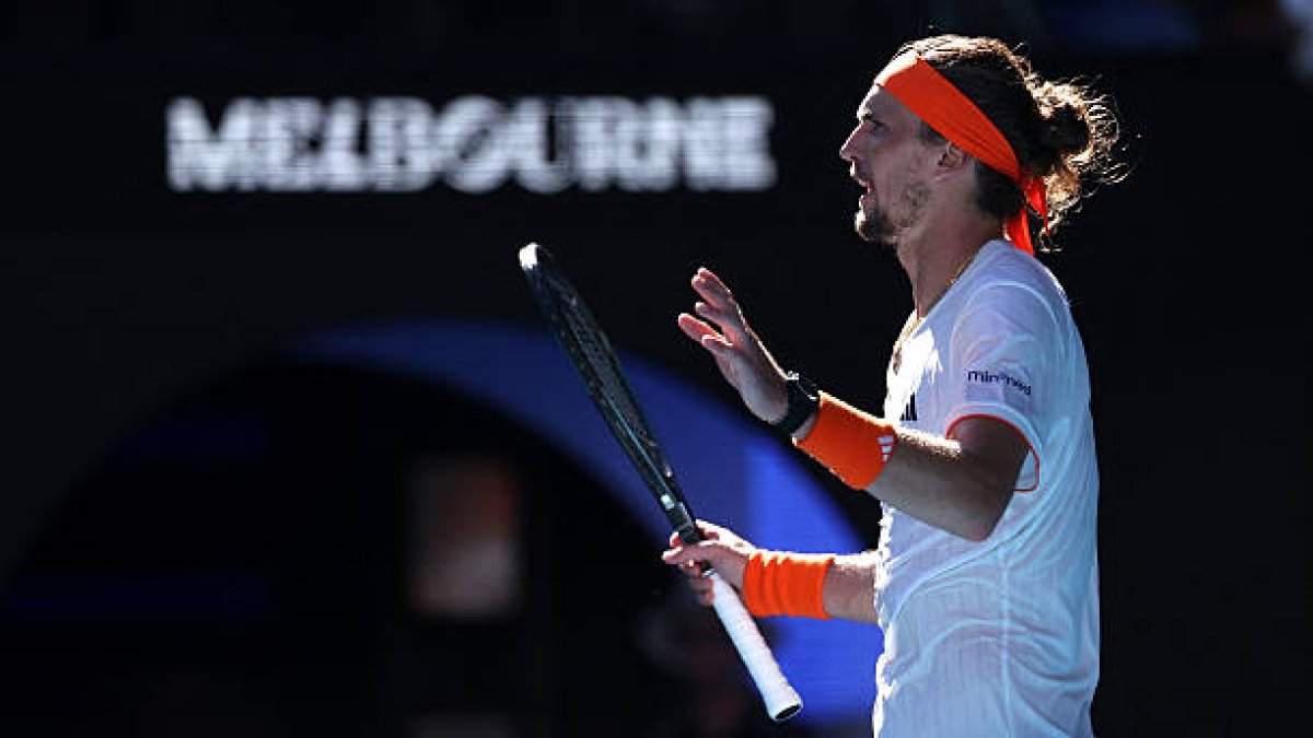 Zverev se plânge de tratamentul medical al lui Alcaraz în semifinale la Australian Open Tensiunea a atins cote alarmante pe terenul Rod Laver Arena în timpul semifinalei Openului de Australia dintre Alexander Zverev și Carlos Alcaraz