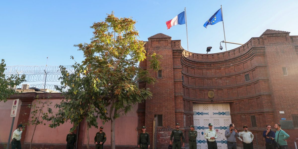 ambasada-frantei-in-iran.jpg - ReporterUrban