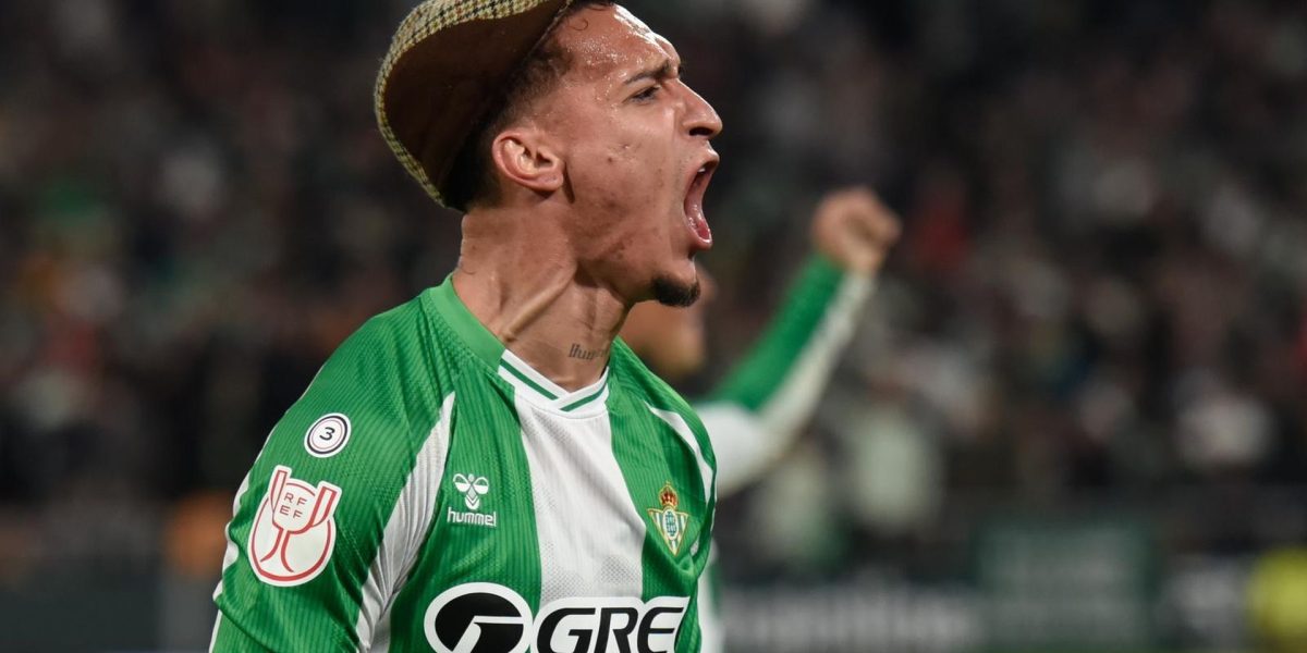 antony-celebra-con-una-gorra-en-el-betis-elche-de-copa-16-9-aspect-ratio-default-0_da39.jpg - ReporterUrban