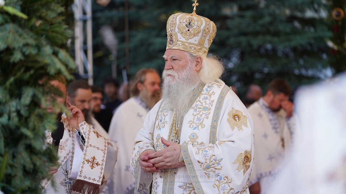 Primarul Rădăuțiului acuză înalți oficiali bisericești de implicare în controverse adminstrative Un nou conflict aprins zguduie scena politică și cea a bisericii din Suceava, după ce edilul municipiului Rădăuți a lansat acuzații grave împotriva Înalt Preasfinției Sale, Calinic, arhiepiscopul Sucevei și Rădăuților