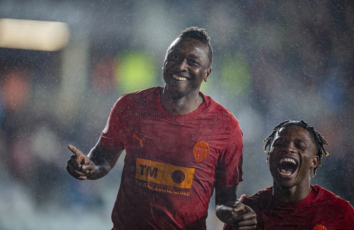 Valencia CF învinge Burgos CF cu 2-0: O victorie ce anunță revenirea Valencia CF a obținut o victorie importantă pe terenul lui Burgos CF, scor 2-0, consolidându-și astfel șansele de a rămâne în topul clasamentului