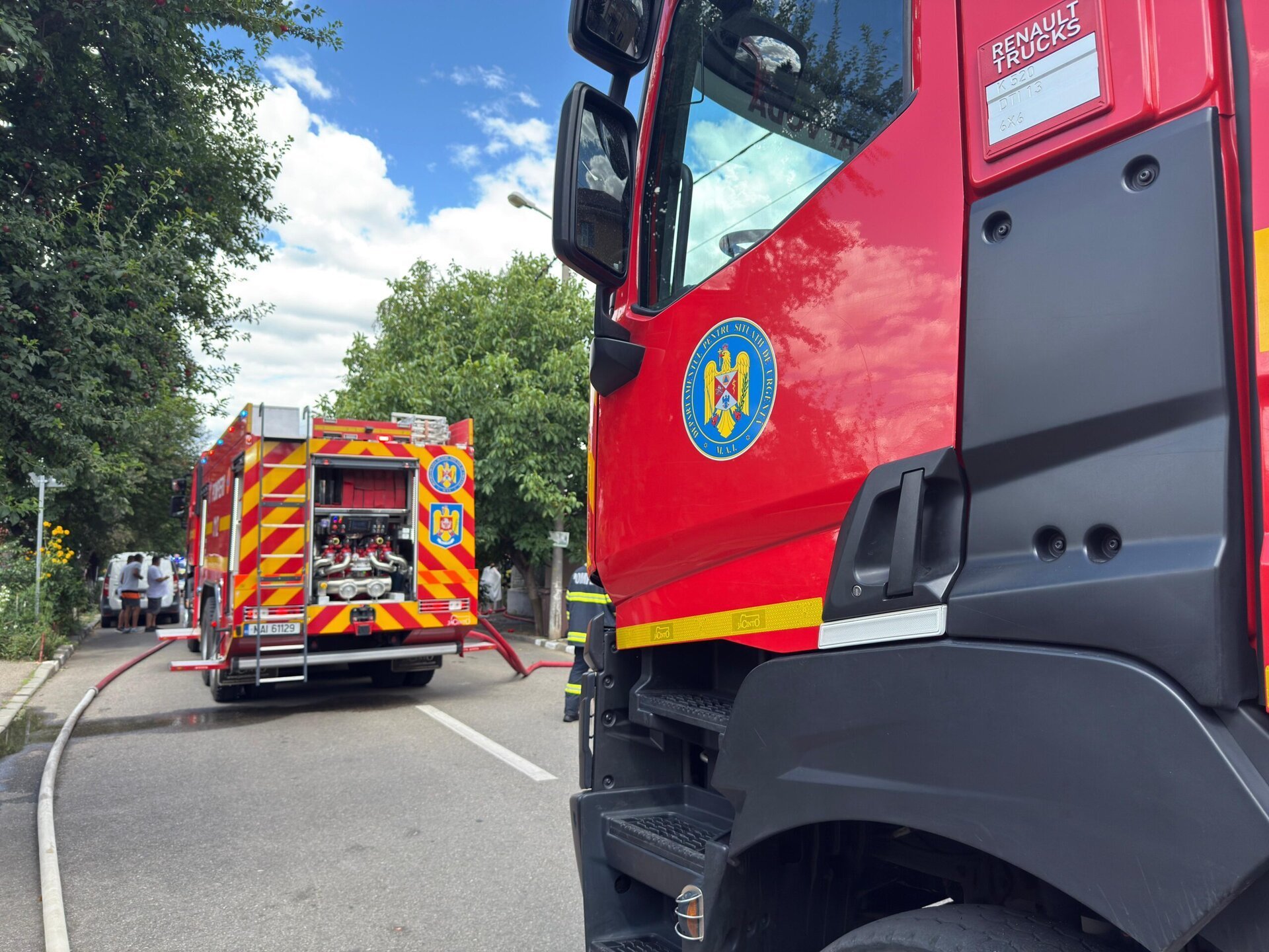 Incendiu în Sectorul 5: doi răniți și intervenție masivă a echipajelor de urgență Un incendiu a avut loc în această dimineață în Sectorul 5 al Capitalei, la o locuință de pe strada Iacob Andrei, activând rapid echipajele de intervenție ale Inspectoratului pentru Situații de Urgență (ISU)